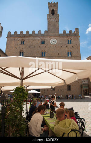 Romanische Palazzo dei Priori an der Piazza dei Priori in der Altstadt von Volterra, Toskana, Italien. 6. August 2016 © wojciech Strozyk/Alamy Stock Phot Stockfoto