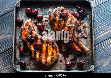 Gegrillte Schweinerippchen auf das Fach Stockfoto