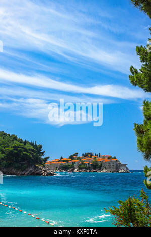 Malerische Sommer Blick auf die Adria Küste der Riviera von Budva. Milocer Strand (MILOCER PLAZA). Blick auf die Insel Sveti Stefan, Montenegro Stockfoto