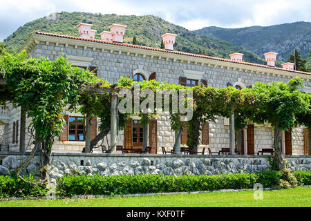 Villa Milocer, einem der schönsten Ferienorte der Riviera von Budva durch den schattigen Park umgeben, Sveti Stefan, Montenegro Stockfoto