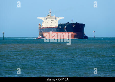 Eisenerz carrier Sonia Hafen Eingabe unter Tug Boat escort, Port Hedland, Western Australia Stockfoto