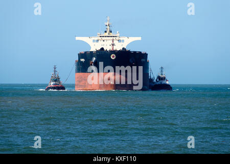 Eisenerz carrier Sonia Hafen Eingabe unter Tug Boat escort, Port Hedland, Western Australia Stockfoto