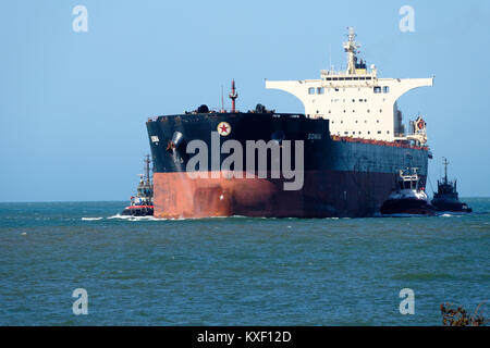 Eisenerz carrier Sonia Hafen Eingabe unter Tug Boat escort, Port Hedland, Western Australia Stockfoto