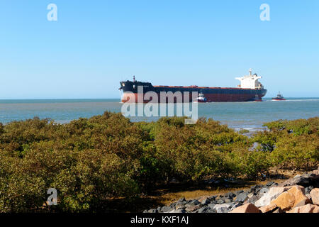 Eisenerz carrier Sonia Hafen Eingabe unter Tug Boat escort, Port Hedland, Western Australia Stockfoto