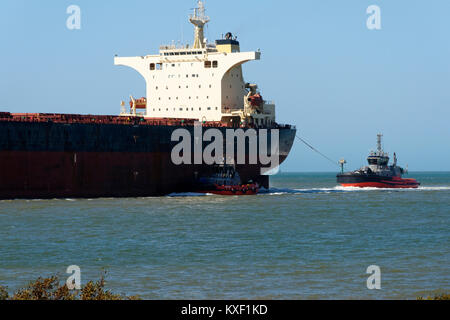 Eisenerz carrier Sonia Hafen Eingabe unter Tug Boat escort, Port Hedland, Western Australia Stockfoto