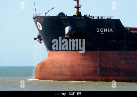 Eisenerz carrier Sonia Hafen Eingabe unter Tug Boat escort, Port Hedland, Western Australia Stockfoto