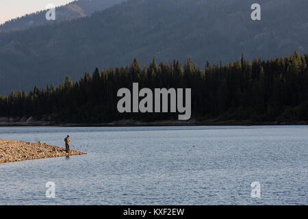 Ein Mann Fische vom Ufer des Deadwood Reservoir in Boise National Forest. Stockfoto