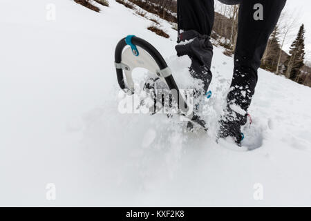 Eine Nahaufnahme Detail und Aktion auf einer Schneeschuhwanderung in Pulverform verwendet wird. Stockfoto