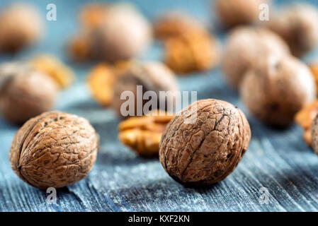 Nüsse und Kerne auf hölzernen Hintergrund Stockfoto