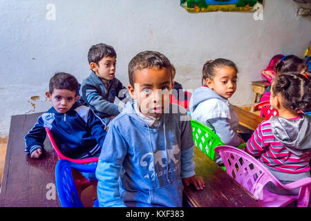 FEZ, Marokko - Dezember 10: Kinder in einer Klasse in der lokalen Schule in Fez sitzen. Dezember 2016 Stockfoto