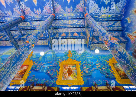 CHIANG RAI, THAILAND - Dezember 20, 2017: Sehr schöne buddhistische Wandmalereien in der Kapelle des Wat Rong Rong Sua Sua zehn oder zehn Tempel. Dieser Ort Stockfoto
