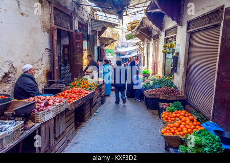 FEZ, Marokko - Dezember 10: Market Street mit Gemüse für den Verkauf in Medien, Fes, Altstadt. Dezember 2016 Stockfoto