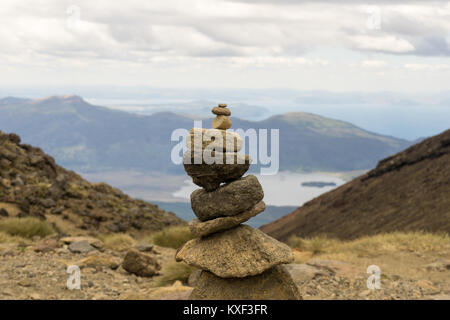 Stein Turm mit Lake Taupo im Hintergrund Stockfoto