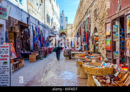 ESSAOUIRA, Marokko - Dezember 13: Geschäfte mit Kunsthandwerk in Essaouira Altstadt. Dezember 2016 Stockfoto