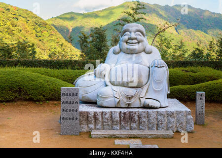 Lächeln Kensenen Buddha, in Seiganto-ji Tempel, Wakayama, Japan WAKAYAMA, Japan - 19. NOVEMBER 2015: Lächeln Kensenen Buddha, geglaubt, das Symbol o Stockfoto