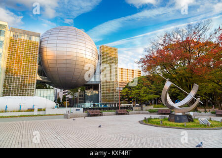 NAGOYA, Japan - 21. NOVEMBER 2015: Nagoya City Science Museum beherbergt die größte Planetarium der Welt, sie schildert die Biowissenschaften und allgemeine Überwachungspersonen Stockfoto