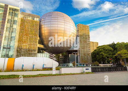 NAGOYA, Japan - 21. NOVEMBER 2015: Nagoya City Science Museum beherbergt die größte Planetarium der Welt, sie schildert die Biowissenschaften und allgemeine Überwachungspersonen Stockfoto