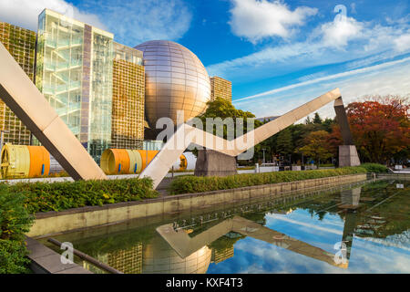 NAGOYA, Japan - 21. NOVEMBER 2015: Nagoya City Science Museum beherbergt die größte Planetarium der Welt, sie schildert die Biowissenschaften und allgemeine Überwachungspersonen Stockfoto