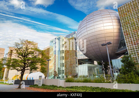 NAGOYA, Japan - 21. NOVEMBER 2015: Nagoya City Science Museum beherbergt die größte Planetarium der Welt, sie schildert die Biowissenschaften und allgemeine Überwachungspersonen Stockfoto