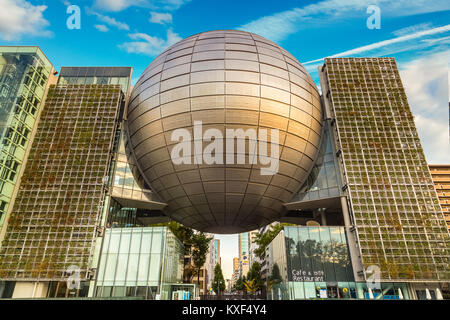 NAGOYA, Japan - 21. NOVEMBER 2015: Nagoya City Science Museum beherbergt die größte Planetarium der Welt, sie schildert die Biowissenschaften und allgemeine Überwachungspersonen Stockfoto