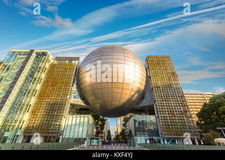 NAGOYA, Japan - 21. NOVEMBER 2015: Nagoya City Science Museum beherbergt die größte Planetarium der Welt, sie schildert die Biowissenschaften und allgemeine Überwachungspersonen Stockfoto