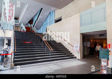 MATSUMOTO, Japan - 21. NOVEMBER 2015: Matsumoto City Museum der Kunst, 2002 erbaut. Museum spezialisiert sind Installationen und Malereien von japanischen Arti Stockfoto