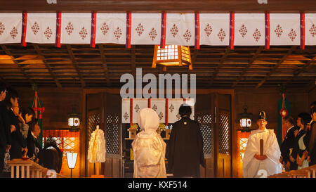 MATSUMOTO, Japan - 21. NOVEMBER 2015: Unbekannter japanischer Bräutigam und Braut besuchen eine traditionelle japanische Hochzeit Zeremonie an Yohashira Schrein Stockfoto