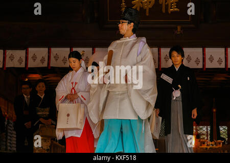 MATSUMOTO, Japan - 21. NOVEMBER 2015: Unbekannter japanischer Bräutigam und Braut besuchen eine traditionelle japanische Hochzeit Zeremonie an Yohashira Schrein Stockfoto