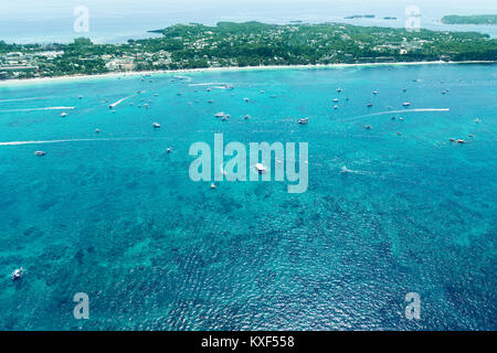 Luftaufnahme der schönen Bucht in tropischen Inseln mit sehr weißem Sand. Insel Boracay, Philippinen. Stockfoto