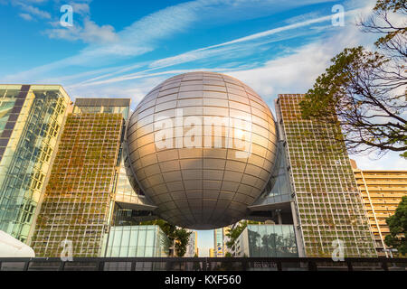 NAGOYA, Japan - 21. NOVEMBER 2015: Nagoya City Science Museum beherbergt die größte Planetarium der Welt, sie schildert die Biowissenschaften und allgemeine Überwachungspersonen Stockfoto