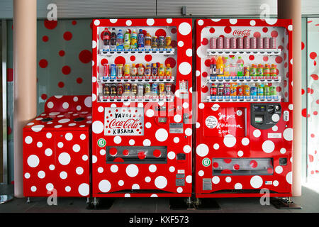 MATSUMOTO, Japan - 21. NOVEMBER 2015: Spezielle dotty design Coca Cola Automaten in Matsumoto City Museum der Kunst gebaut Stockfoto