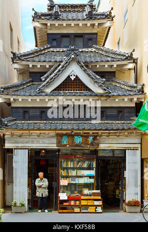 MATSUMOTO, Japan - 21. NOVEMBER 2015: Unbekannter Book Shop mit replizierten Stil des berühmten "Crow Burg oder Schloß Matsumoto in der Nähe der Stockfoto