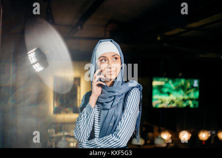 Portrait von glücklichen asiatischen Frau, tragen, hijab Telefonieren mit Handy Stockfoto