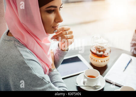 Porträt einer schönen muslimischen Frau im Cafe Stockfoto