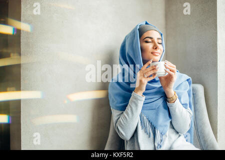 Ziemlich muslimischen Mädchen im hijab im Cafe Stockfoto