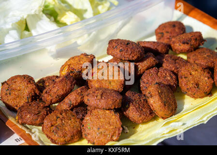 Frisch zubereitete Falafel. Im Nahen und Mittleren Osten fried chickepa Kugeln, beliebte Fast-Food-Mahlzeit Stockfoto