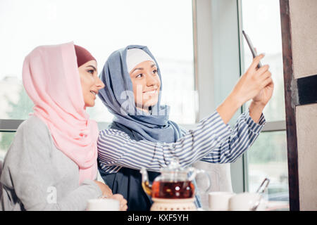 Zwei muslimische Frau Freund von selfie Smartphone Stockfoto