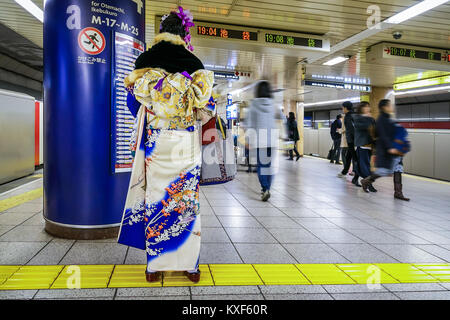 TOKYO, Japan - 28. NOVEMBER 2015: Unbekannter japanischen Frau in einem traditionellen Winter Kimono Kleid in einer U-Bahn-Station Stockfoto