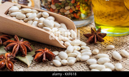 Lima Bohnen in eine hölzerne Schaufel auf einer Leinwand Stockfoto