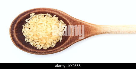 Raw parboiled Reis in einem Kochlöffel auf weißem Hintergrund Stockfoto