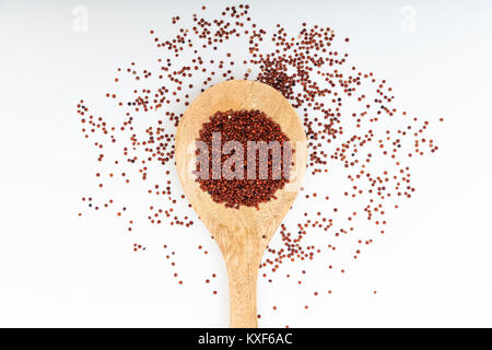 Rote Quinoa in einem Kochlöffel auf weißem Hintergrund Stockfoto