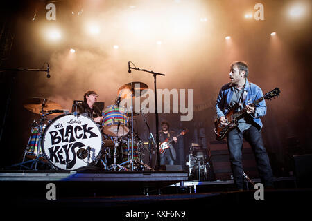 Die US-amerikanische Rockband die schwarzen Tasten führt ein Live Konzert bei den Danish Music festival Northside 2015 in Aarhus. Hier Sänger und Gitarrist Dan Auerbach wird dargestellt, live auf der Bühne mit Patrick Carney am Schlagzeug. Dänemark, 14.06 2015. Stockfoto