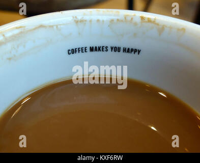 "Kaffee macht glücklich" Slogan im Coffee shop Schale, London Stockfoto