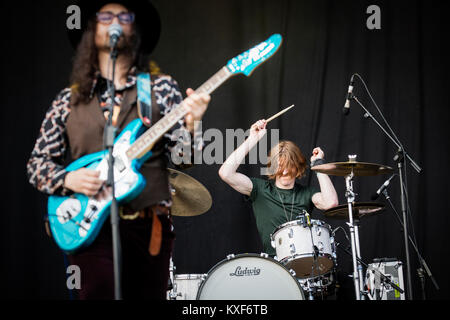 Die amerikanische Band der Geist eines Saber Tooth Tiger führt ein Live Konzert in der spanischen Musik Festival Primavera Sound 2015 in Barcelona. Hier Sänger und Gitarrist Sean Lennon (vorne) wird dargestellt, live auf der Bühne mit Schlagzeuger Tim Kuhl. Spanien, 30/06 2015. Stockfoto