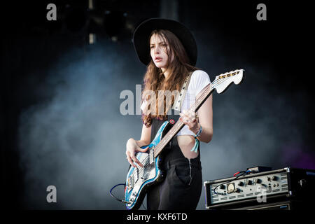 Die amerikanische Band der Geist eines Saber Tooth Tiger führt ein Live Konzert in der spanischen Musik Festival Primavera Sound 2015 in Barcelona. Hier Sänger und Bassist Charlotte Kemp Muhl wird dargestellt, live auf der Bühne. Spanien, 30/06 2015. Stockfoto