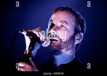 Die amerikanische Indie-Rock-Band der Nationalen führt ein Live Konzert in KB Hallen in Kopenhagen. Hier Sänger und Songwriter Matt Berninger wird dargestellt, live auf der Bühne. Dänemark, 11/11 2010. Stockfoto