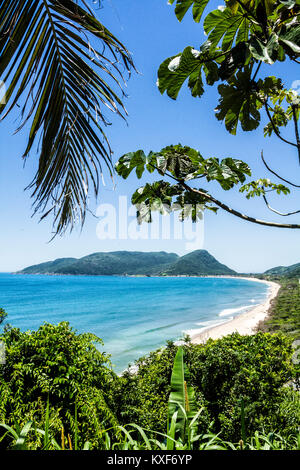 Armação Strand gesehen vom Belvedere von Casa de Retiros Vila Fátima. Florianopolis, Santa Catarina, Brasilien. Stockfoto