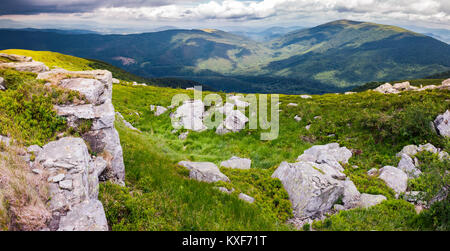 Felsbrocken auf grashängen von Runa Berg. schönen bergigen Landschaft an einem bewölkten Sommertag Stockfoto