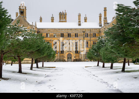 Batsford Haus im Schnee im Dezember bei Batsford Arboretum, Cotswolds, Moreton-in-Marsh, Gloucestershire, England Stockfoto