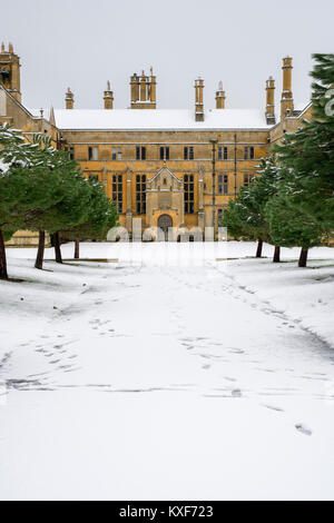 Batsford Haus im Schnee im Dezember bei Batsford Arboretum, Cotswolds, Moreton-in-Marsh, Gloucestershire, England Stockfoto